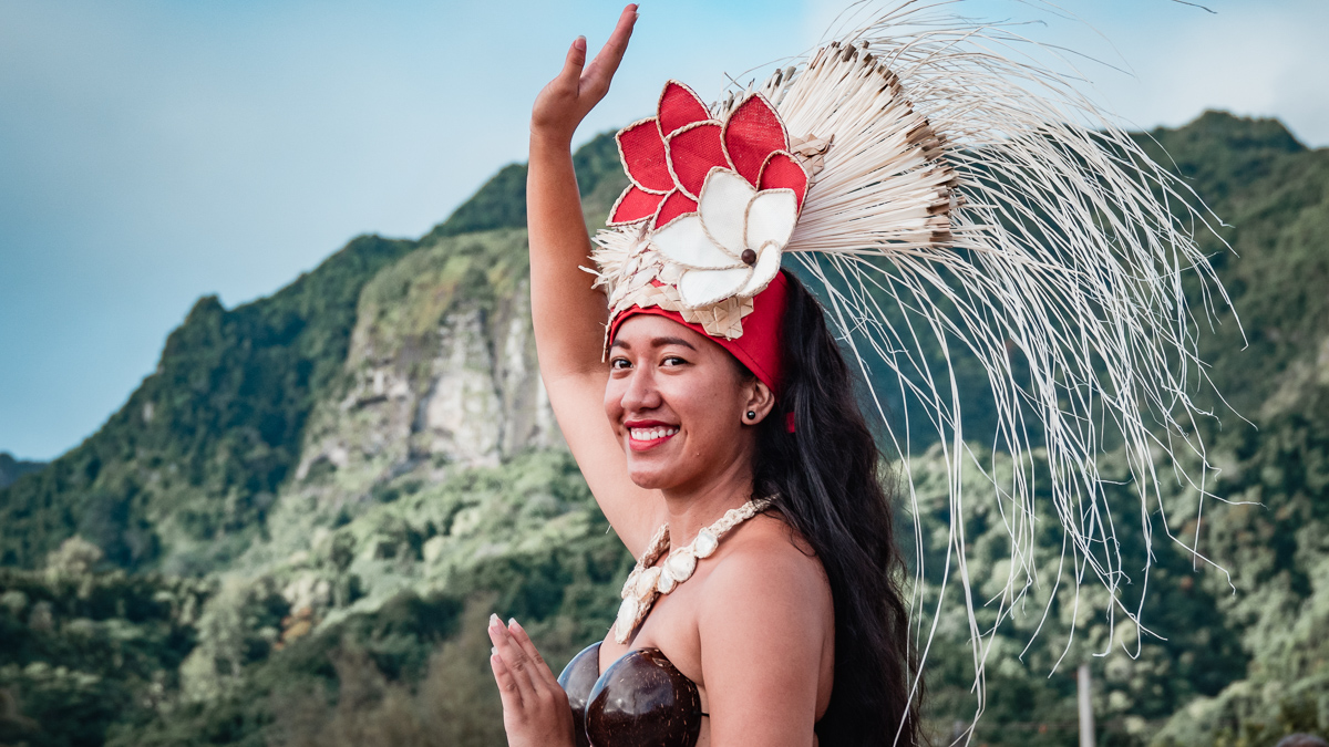 cook islands female polynesian dancer